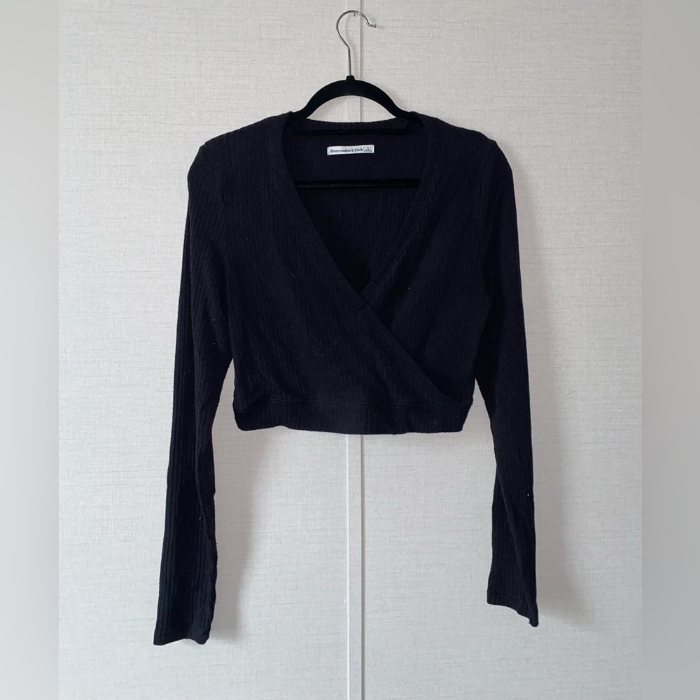 Abercrombie & Fitch Cropped V-Neck Sweater
